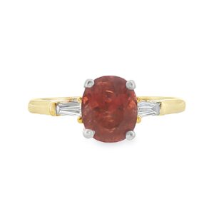 Δαχτυλίδι με Οβάλ Πορτοκαλί Garnet και Tapered Baguette Διαμάντια σε Δίχρωμο K18 Χρυσό